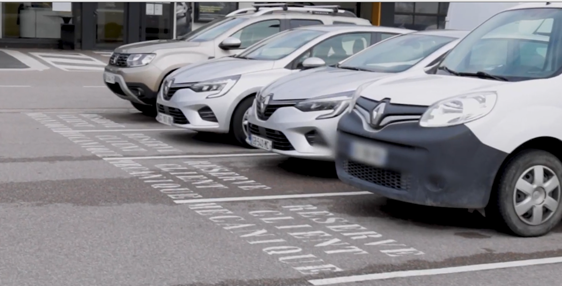 Quatro carros Renault em fila