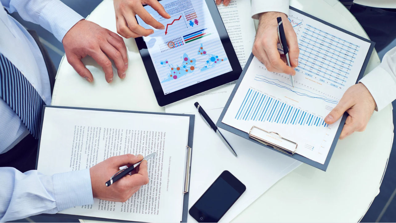 Kaizen yaklaşımıyla s&uuml;re&ccedil; iyileştirme ve maliyet azaltımı yapan bir ekip; &uuml;retim hattında Gemba Walk sırasında standart iş akışlarını değerlendiriyor.