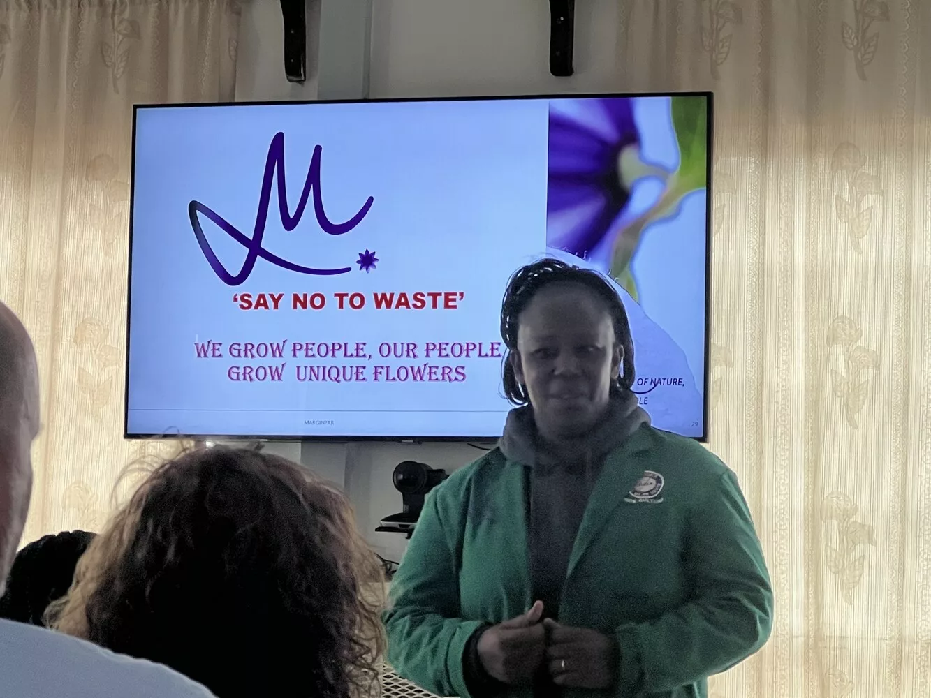 lavagna con una piccola tettoia: riporta settimana su settimana