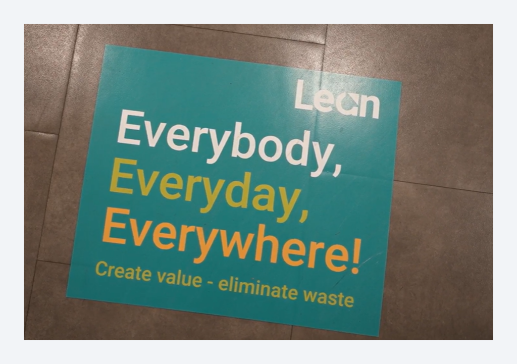 Affiche pr&eacute;sentant les principes Lean de PHOENIX Belgium : &laquo; Everybody, Every day, Everywhere &ndash; Create value, eliminate waste &raquo;. 