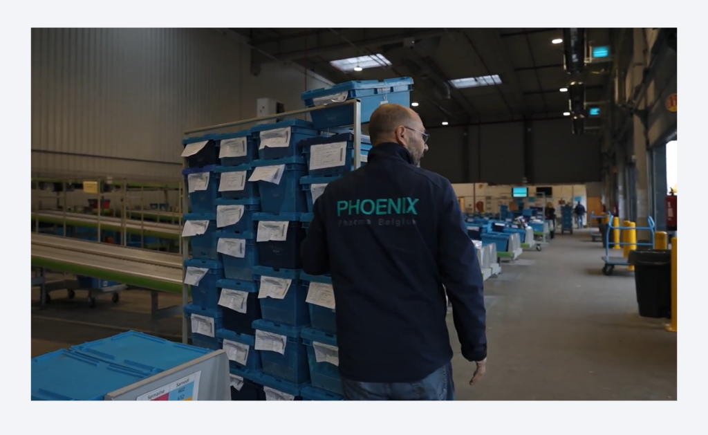 Membre de l&rsquo;&eacute;quipe logistique transportant des caisses de livraison 