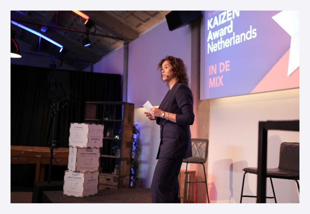 Presentator op het podium tijdens de KAIZEN Award Nederland