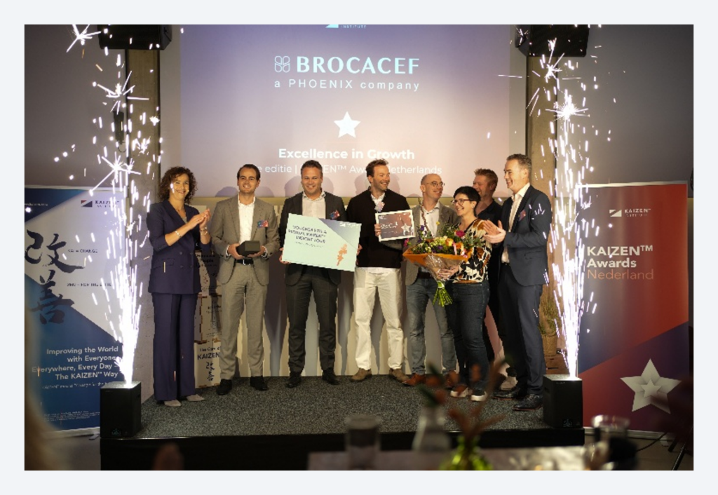 Het team van Brocacef ontvangt op het podium de KAIZEN Award Netherlands