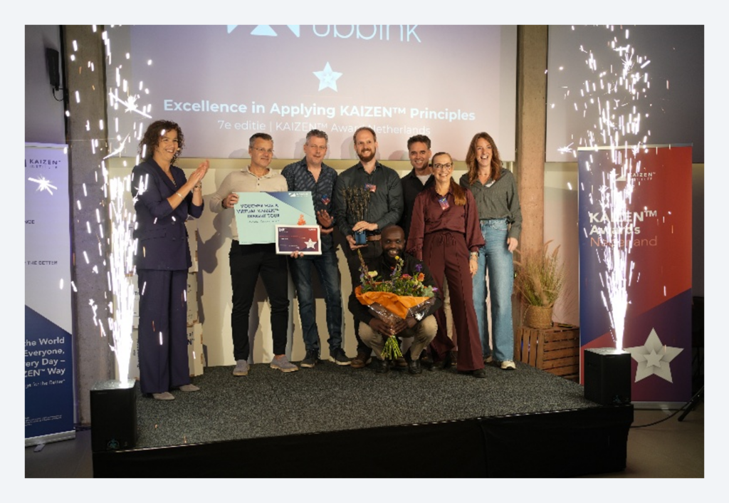Het team van Ubbink viert op het podium de ontvangst van de KAIZEN Award Netherlands