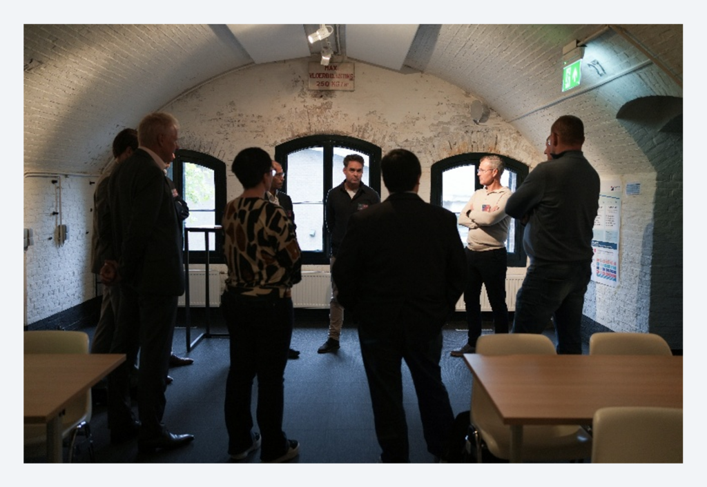 Deelnemers komen samen tijdens een workshop