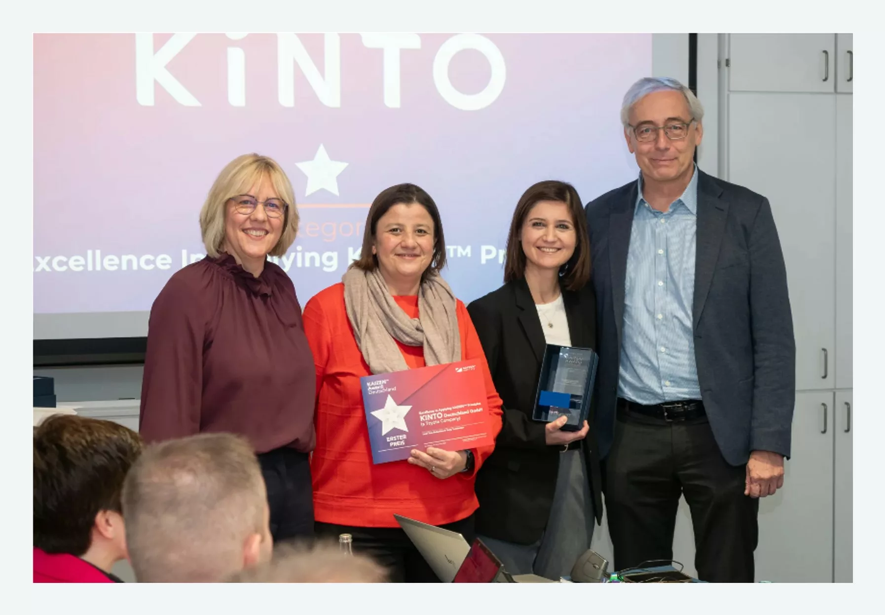 KINTO-Teammitglieder beim Empfang der Auszeichnung