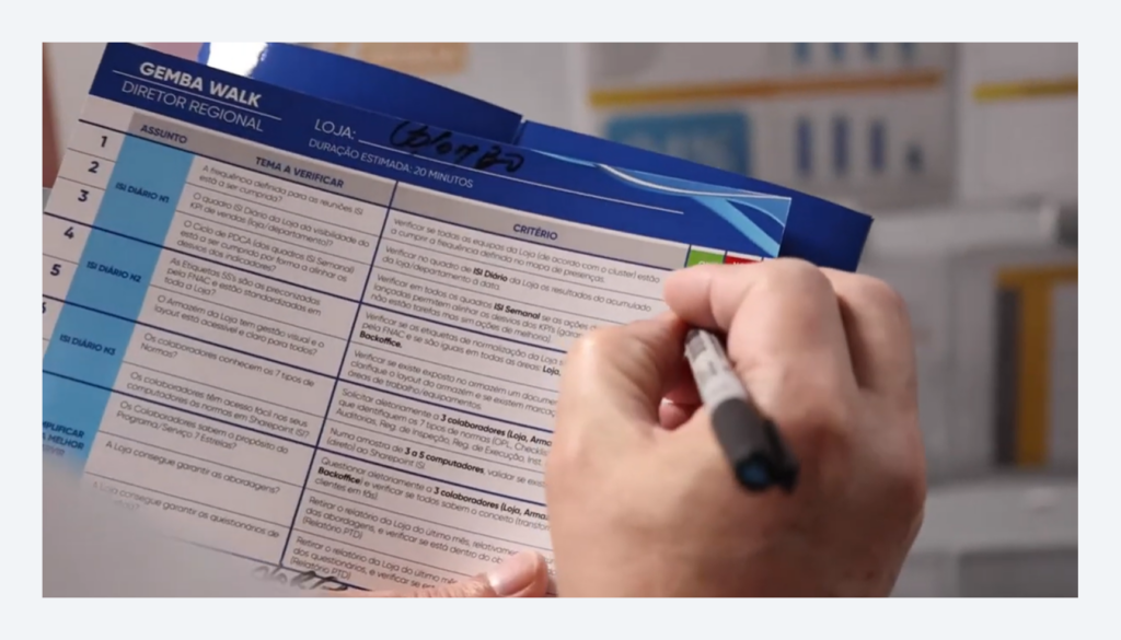 Respons&aacute;vel a preencher uma checklist durante um Gemba Walk 